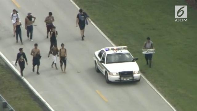Sejumlah siswa dari berbagai sekolah menengah melakukan aksi solidaritas terkait insiden penembakan sekolah di Florida.