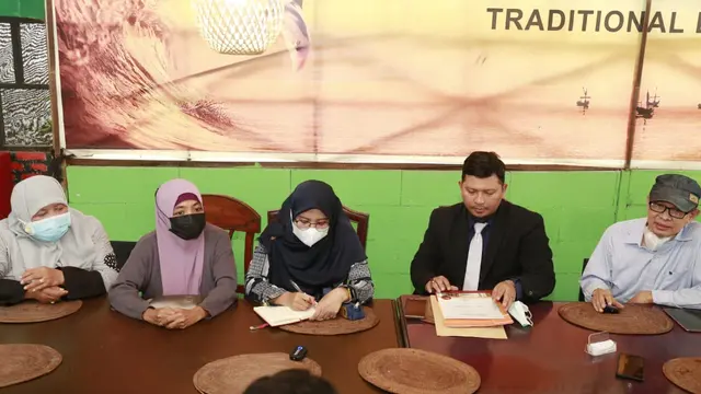 Dua wanita yang mengaku sebagai korban investasi patungan usaha saat menggelar jumpa pers, Sabtu (11/9/2021)