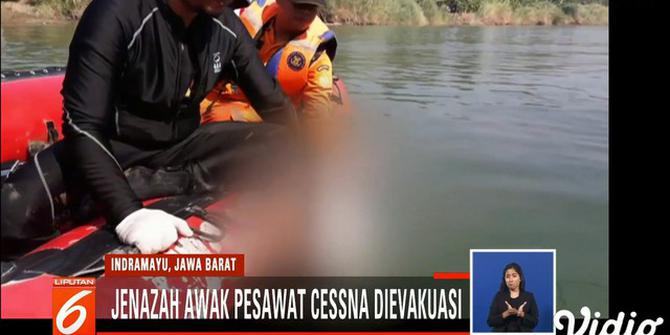 Detik-Detik Evakuasi Korban Tewas Pesawat Cessna Jatuh di Indramayu
