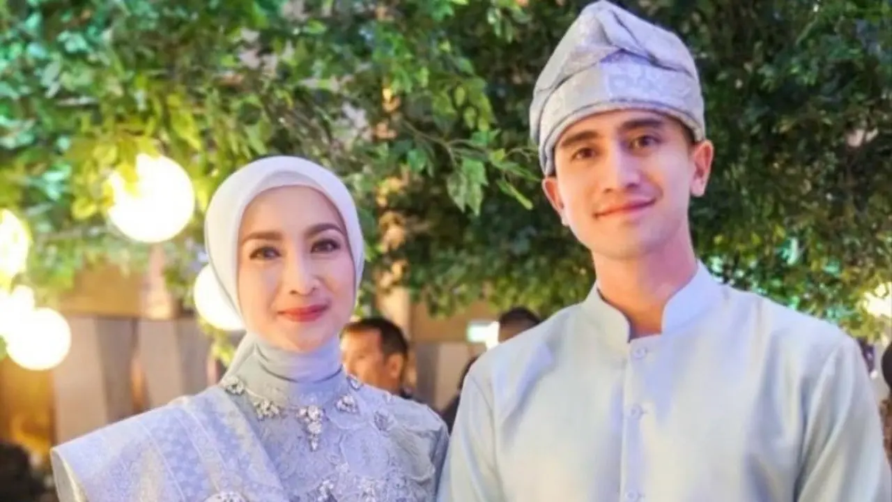 Desy Ratnasari saat jadi Among Tamu di Pernikahan Putri Zulhas dan Zumi Zola