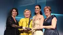 Saat itu Katy sedang berbicara di atas panggung terkait perkenalan dirinya sebagai UNICEF Goodwill Ambassador, tiba-tiba Hillary datang dan membuat Katy sangat terkejut. (AFP/Bintang.com)