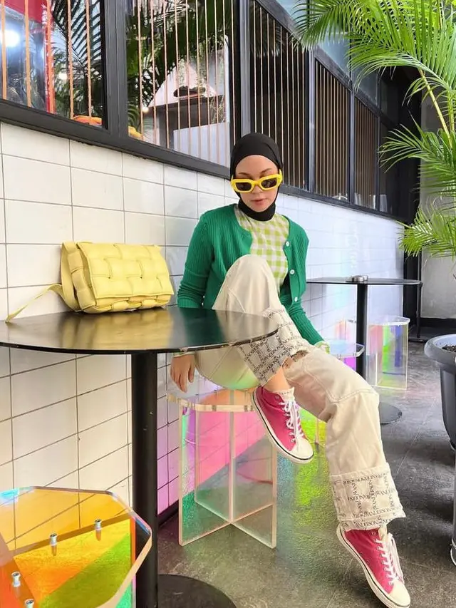 9 Ide Outfit Hijab Casual ala Cewek Kue, Cewek Mamba, dan Cewe Bumi dari Irish Bella hingga Putri Delina