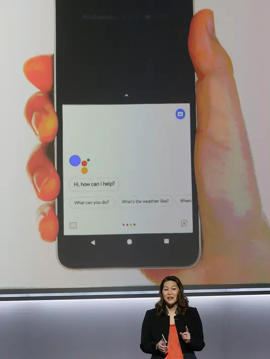 Director of Product Management at Google Sabrina Ellis menuturkan fasilitas dari ponsel terbarunya Google Pixel 2 XL di SFJAZZ Center, California, Rabu (4/10). Pixel 2 dan Pixel 2 XL dilengkapi dengan sistem operasi Google Assistant.  (AP Photo/Jeff Chiu)