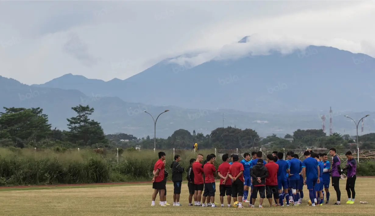 Vietnam datang lebih awal dan mulai berlatih di Lapangan Kompleks Stadion Pakansari, Jawa Barat, Kamis (1/12/2016). Vietnam akan menghadapi Timnas Indonesia pada semifinal Piala AFF 2016. (Bola.com/Vitalis Yogi Trisna)