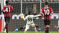 Pemain Spezia Kevin Agudelo mencetak gol ke gawang AC Milan pada pertandingan sepak bola Liga Italia di Stadion San Siro, Milan, Italia, 17 Januari 2022. AC Milan kalah 1-2. (AP Photo/Luca Bruno)