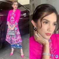 Ussy Sulistiawaty tak lepas dari perhatian netizen karena selain cantik dan awet muda, gayanya bisa jadi inspirasi menarik untuk ditiru. Kali ini, kita akan melihat gaya kece Ussy mengenakan kebaya panjang. Foto: Instagram.