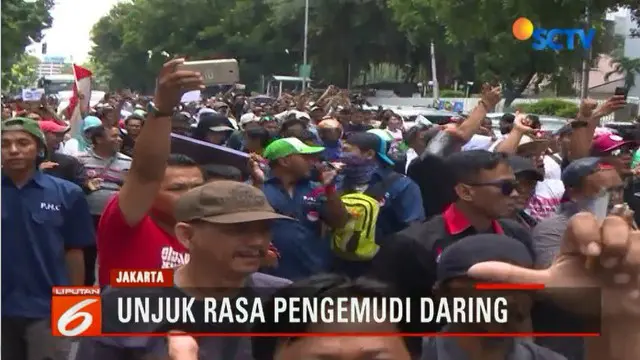 Ribuan pengemudi transportasi daring Senin siang melakukan aksi unjuk rasa di depan KEMENHUB, di Jalan Merdeka Barat, Jakarta Pusat.