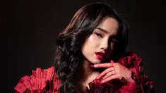 Fuji memakai gaun merah dalam pemtretan terbarunya. (Foto: Instagram/ fuji_an)