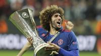 Marouane Fellaini memegang trofi Liga Europa, Swedia, Kamis (25/5). MU keluar sebagai juara Liga Europa setelah mengalahkan Ajax Amsterdam 2-0 di Friends Arena, Stockholm. (AP Photo)
