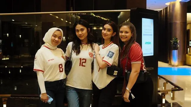 Potret Gaya Istri Pemain Timnas Pratama Arhan dan Witan Sulaeman. [@azizahsalsha_]