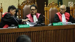 Majelis Hakim memimpin sidang pembacaan vonis dengan terdakwa dugaan gratifikasi dan suap pengesahan APBD Provinsi Jambi, Zumi Zola di Pengadilan Tipikor Jakarta, Kamis (6/12). Zumi Zola divonis dengan hukuman 6 tahun penjara. (Liputan6.com/Faizal Fanani)