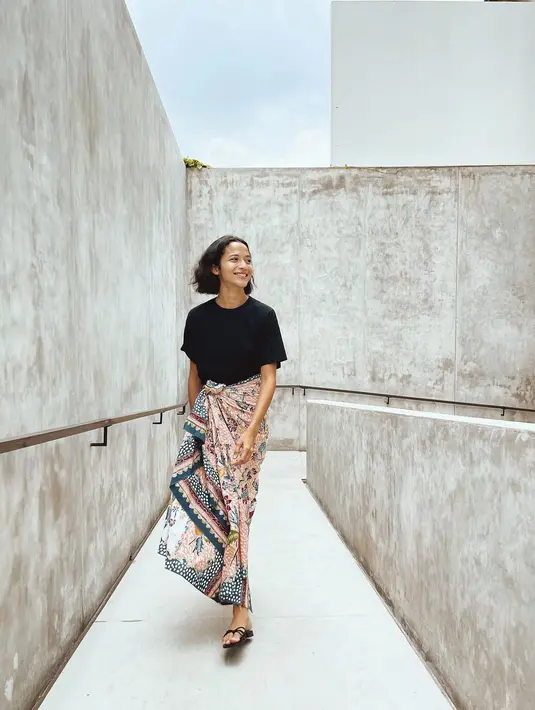 Selain blouse, t-shirt juga bisa jadi padanan kain yang bisa dipakai di segala kesempatan dengan nyaman namun tetap atraktif.(Foto: Instagram/ Putri Marino)