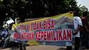 Puluhan warga melakukan aksi unjuk rasa di Lapangan Jahit, 500 meter dari Stasiun Manggarai, Jakarta, (23/9/14). (Liputan6.com/Johan Tallo)