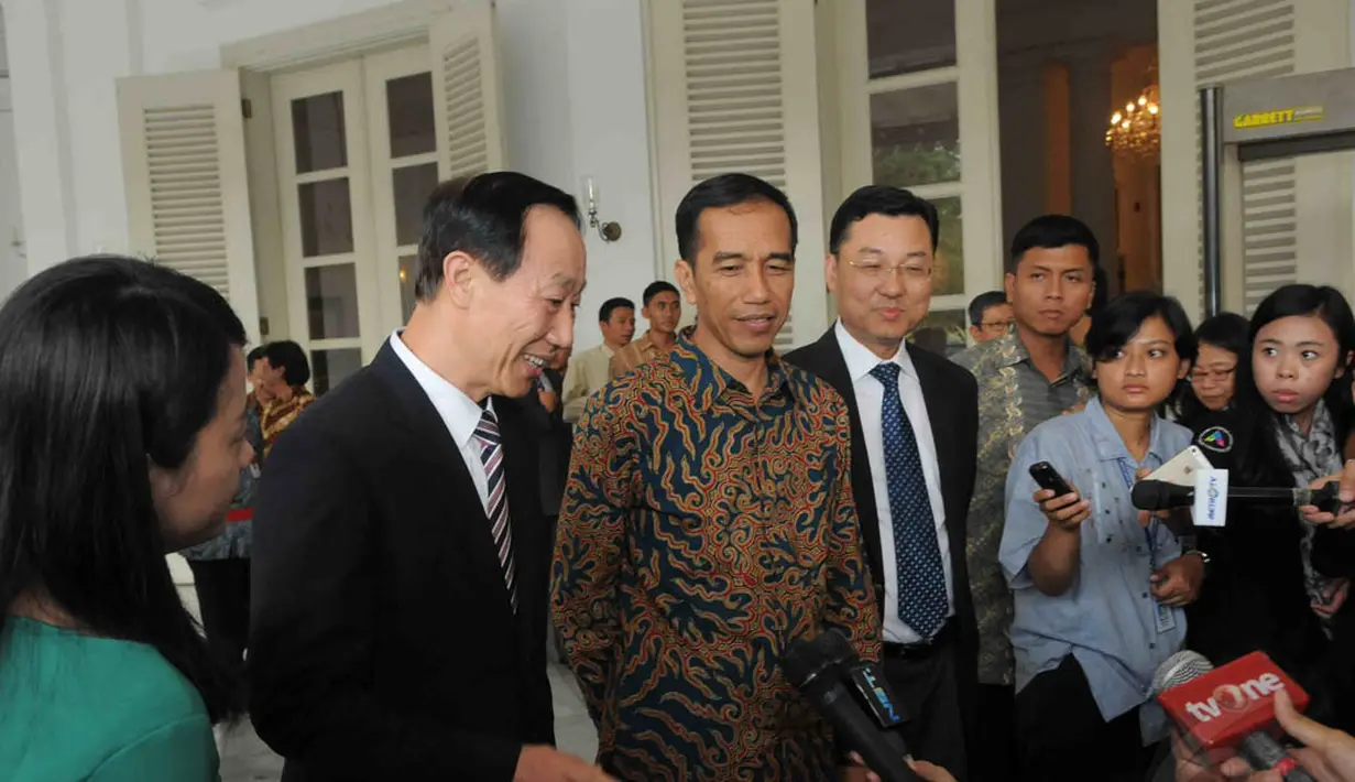 Selain Wang Jiauri, dalam kunjungan itu hadir juga Duta Besar Cina untuk Indonesia Feng Xie beserta penerjemahnya di Balaikota DKI Jakarta, (15/9/14).(Liputan6.com/Herman Zakharia)