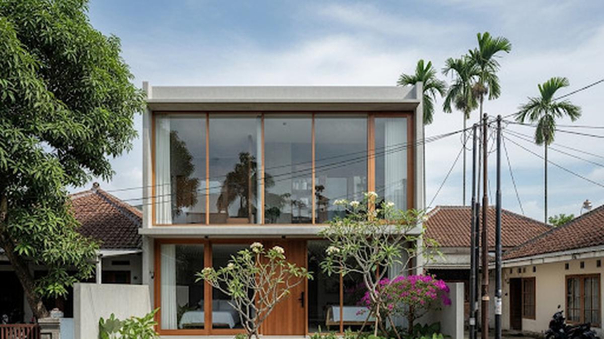 7 Gambar Rumah Minimalis Tampak Depan dengan Aksen Kaca Modern yang Terlihat Mewah