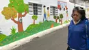 Warga melintas di depan mural dan akses khusus pejalan kaki di Jalan Darul Maarif, Jakarta Selatan, Rabu (11/3/2020). PT MRT Jakarta berkolaborasi dengan ITDP menata jalan-jalan sekitar stasiun untuk meningkatkan aksesibilitas warga sekitar. (Liputan6.com/Immanuel Antonius)