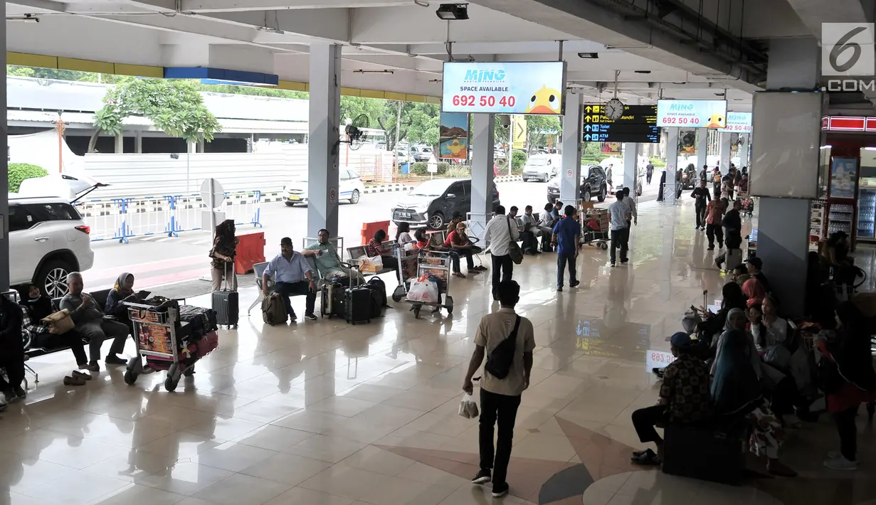 Calon penumpang menunggu jadwal keberangkatan di Bandara Halim Perdanakusuma, Jakarta, Rabu (13/2). Jumlah penumpang di jalur penerbangan domestik Bandara Halim menurun sebesar  18,38 persen sejak kenaikan harga tiket pesawat (Merdeka.com/Iqbal S Nugroho)
