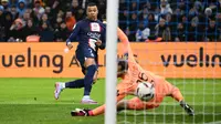 Pemain Paris Saint-Germain, Kylian Mbappe mencetak gol ke gawang Marseille pada laga lanjutan Liga Prancis 2022/2023 di Velodrome stadium, Marseille, Prancis, 26 Februari 2023. (AFP/Christophe Simon)