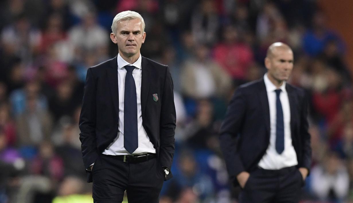 Ekspresi pelatih Legia Warszawa, Jacek Magiera saat menyaksikan timnya melawan Real Madrid pada laga grup F Liga Champions di Santiago Bernabeu stadium, Madrid, Rabu (19/10/2016) dini hari WIB. (AFP/Javier Sorano)  