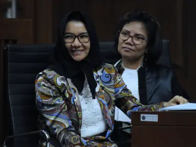 Terdakwa gratifikasi pemberian izin lokasi perkebunan kelapa sawit, Rita Widyasari (kiri) menyimak keterangan saksi pada sidang lanjutan di Pengadilan Tipikor, Jakarta, Rabu (23/5). Sidang mendengar keterangan saksi. (Liputan6.com/Helmi Fithriansyah)