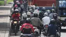 Pengendara motor melawan arah saat terjadi kemacetan di Jalan Daan Mogot, Jakarta, Jumat (23/3). Jalur putar balik yang jauh membuat pengendara melawan arah. (Liputan6.com/Arya Manggala)