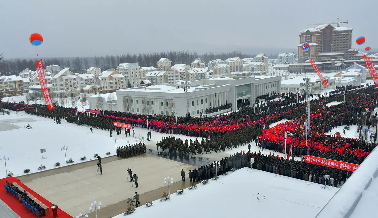 Suasana upacara untuk menandai selesainya pembangunan Kota Samjiyon di Korea Utara, Senin (2/12/2019). Samjiyon adalah salah satu inisiatif ekonomi terbesar yang diluncurkan Kim Jong-un sebagai bagian dari upaya untuk membangun ekonomi secara mandiri. (STR/AFP/KCNA MELALUI KNS)