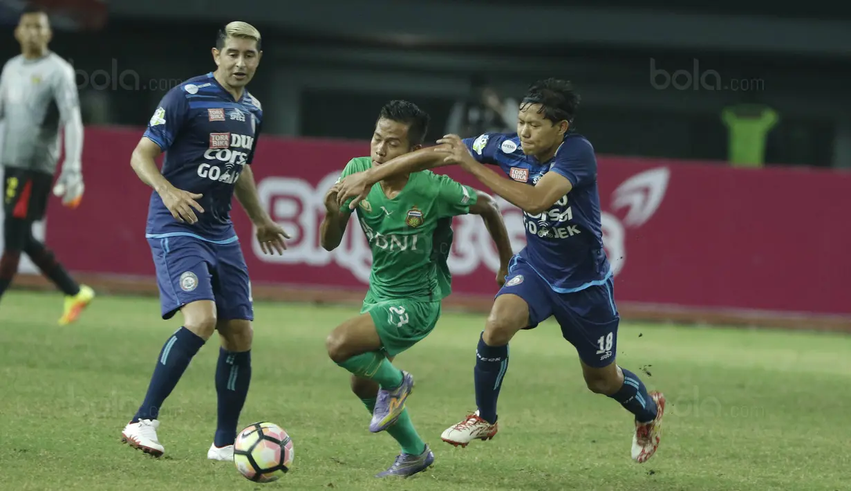 Gelandang Arema FC, Adam Alis, berusaha mengejar striker Bhayangkara FC, Wahyu Subo Seto pada laga Liga 1 di Stadion Patriot, Bekasi, Jumat (4/8/2017). Bhayangkara FC menang 2-1 atas Arema FC. (Bola.com/M Iqbal Ichsan)