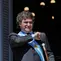 Presiden baru Argentina Javier Milei memberi isyarat kepada kerumunan orang dari balkon istana pemerintah Casa Rosada pada hari pelantikannya di Buenos Aires pada 10 Desember 2023. (Emiliano LASALVIA/AFP)