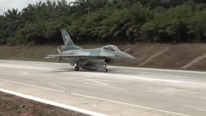 Pesawat Tempur F-16 dan Super Tucano Mendarat di Jalan Tol Lampung
