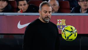 Pelatih kepala Barcelona, ​​Hansi Flick, saat pertandingan La Liga Spanyol antara Barcelona dan Alaves, di Barcelona, ​​Spanyol, Sabtu, 29 November 2025. (Foto AP/Joan Monfort)
