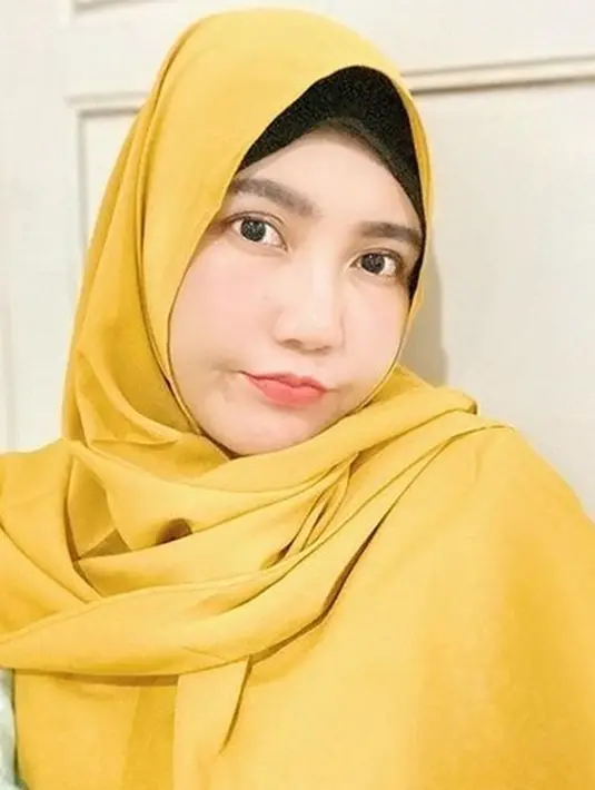 Gaya penampilan Via Vallen dengan berhijab selalu menyita perhatian. Perempuan berusia 29 tahun ini memang terlihat semakin cantik dengan hijab. Terlebih, hijab tersebut berwarna kuning semakin membuatnya terlihat cerah. (Liputan6.com/IG/@viavallen)