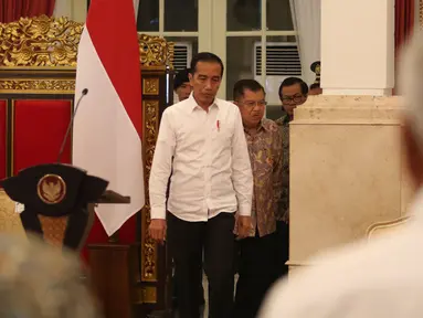 Presiden Joko Widodo didampingi Wakil Presiden Jusuf Kalla tiba untuk memimpin Sidang Kabinet Paripurna di Istana Negara, Jakarta, Kamis (3/10/2019). Topik Sidang Kabinet Paripurna tersebut  yakni Evaluasi Pelaksanaan RPJMN 2014-2019 dan Persiapan Implementasi APBN 2020. (Liputan6.com/Angga Yuniar)