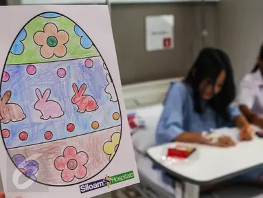 Sebuah kertas bergambar telur Paskah usai diwarnai oleh pasien di Rumah Sakit Siloam Simatupang, Jakarta, Minggu (27/3). Kegiatan tersebut untuk memperingati hari Paskah. (Liputan6.com/Fery Pradolo)