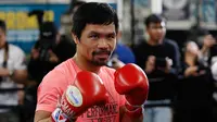 Petinju Manny Pacquiao berpose saat berlatih di sebuah klub tinju di Los Angeles, AS, Rabu (9/1). Manny Pacquiao bertekad meng-KO Adrien Broner. (AP Photo/Damian Dovarganes)