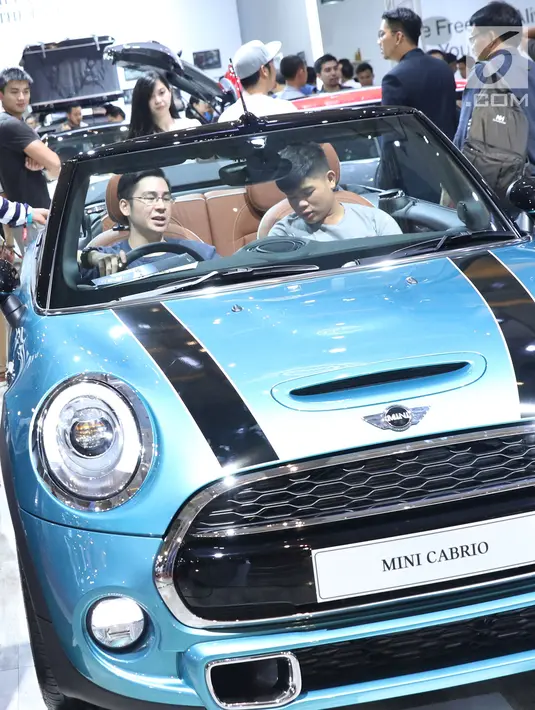 Pengunjung mengecek kondisi mobil yang dipamerkan pada Indonesia International Motor Show 2018 di JIExpo, Jakarta, Minggu (29/4). Hingga Jumat (27/4), IIMS 2018 telah mencatatkan angka kunjungan 408.352 orang. (Liputan6.com/Helmi Fithriansyah)