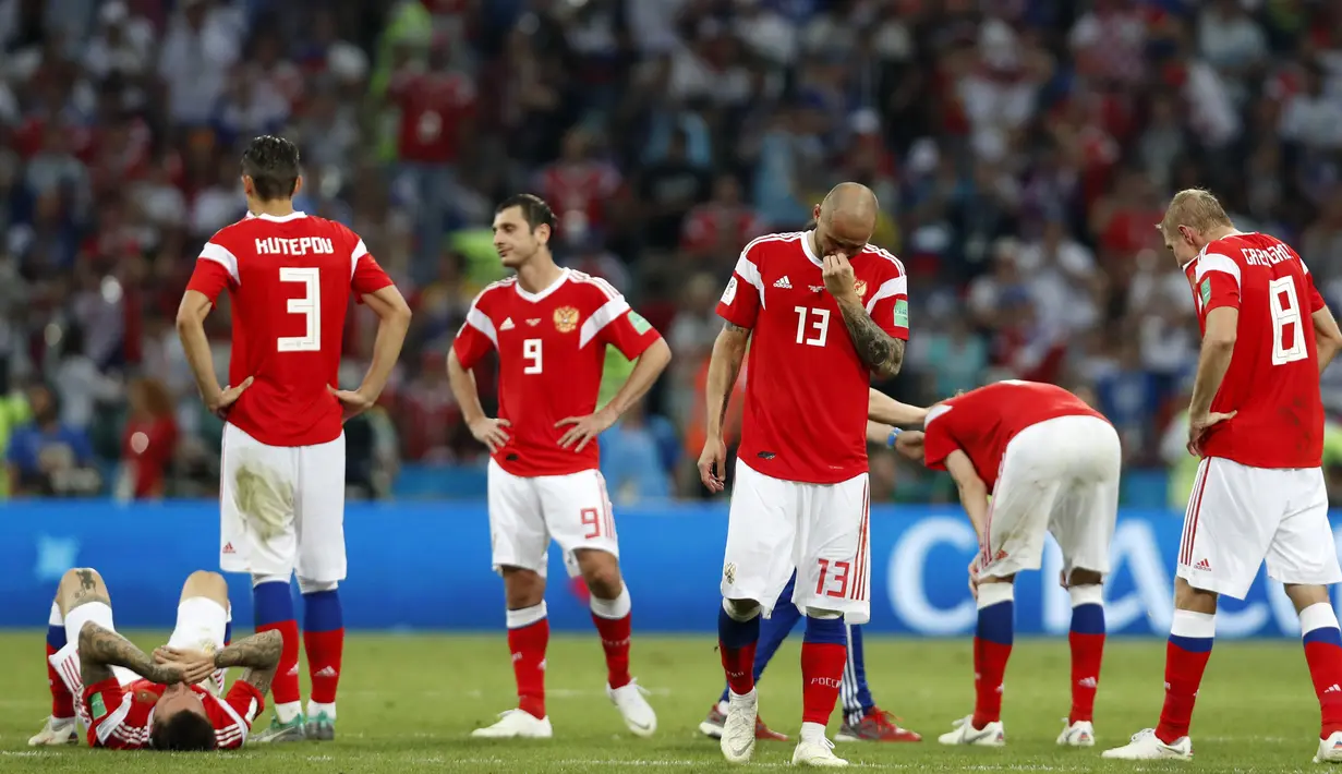 Para pemain Rusia tampak bersedih usai dikalahkan Kroasia pada laga perempat final Piala Dunia di Stadion Fisht, Sochi, Sabtu (7/7/2018). Kroasia menang 2-2 (4-3) atas Rusia. (AP/Rebecca Blackwell)