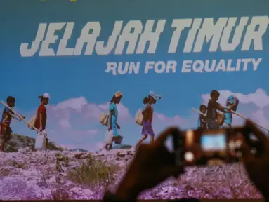 Layar Jelajah Timur - Run for Equality ditampilkan pada media briefing di Jakarta, Senin (30/9/2019). Run for Equality yang akan berlangsung pada 19 Oktober mendatang diikuti sekitar 50 pelari dan publik yang akan berlari sejauh 57 km melintasi kabupaten Ende – Nagekeo. (Liputan6.com/Fery Pradolo)