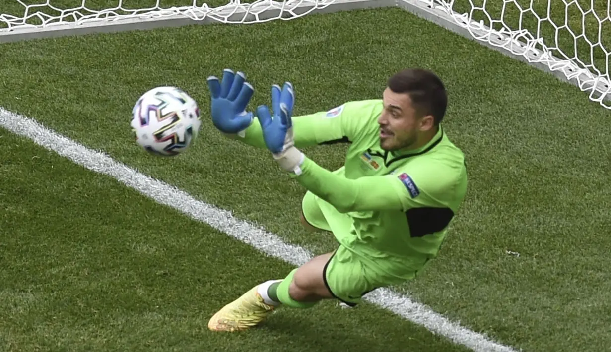 Pada menit ke-57. Makedonia mendapat penalti dan Alioski menjadi algojonya. Penalti Alioski sebenarnya berhasil ditepis Heorhiy Bushchan. (Foto: AP//Pool/Mihai Barbu)