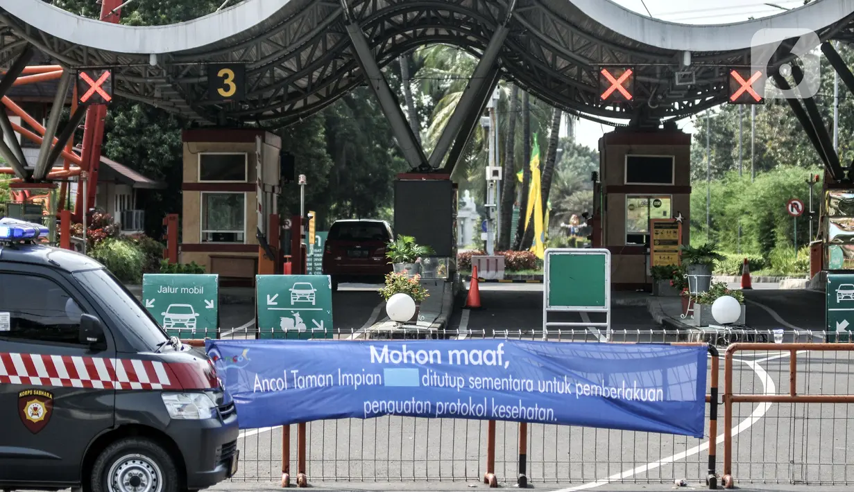 Suasana di salah satu pintu masuk saat penutupan sementara Taman Impian Jaya Ancol, Jakarta, Minggu (16/5/2021). Penutupan Ancol berdampak pada sepinya pedagang makanan dan minuman di luar area wisata. (merdeka.com/Iqbal S. Nugroho)