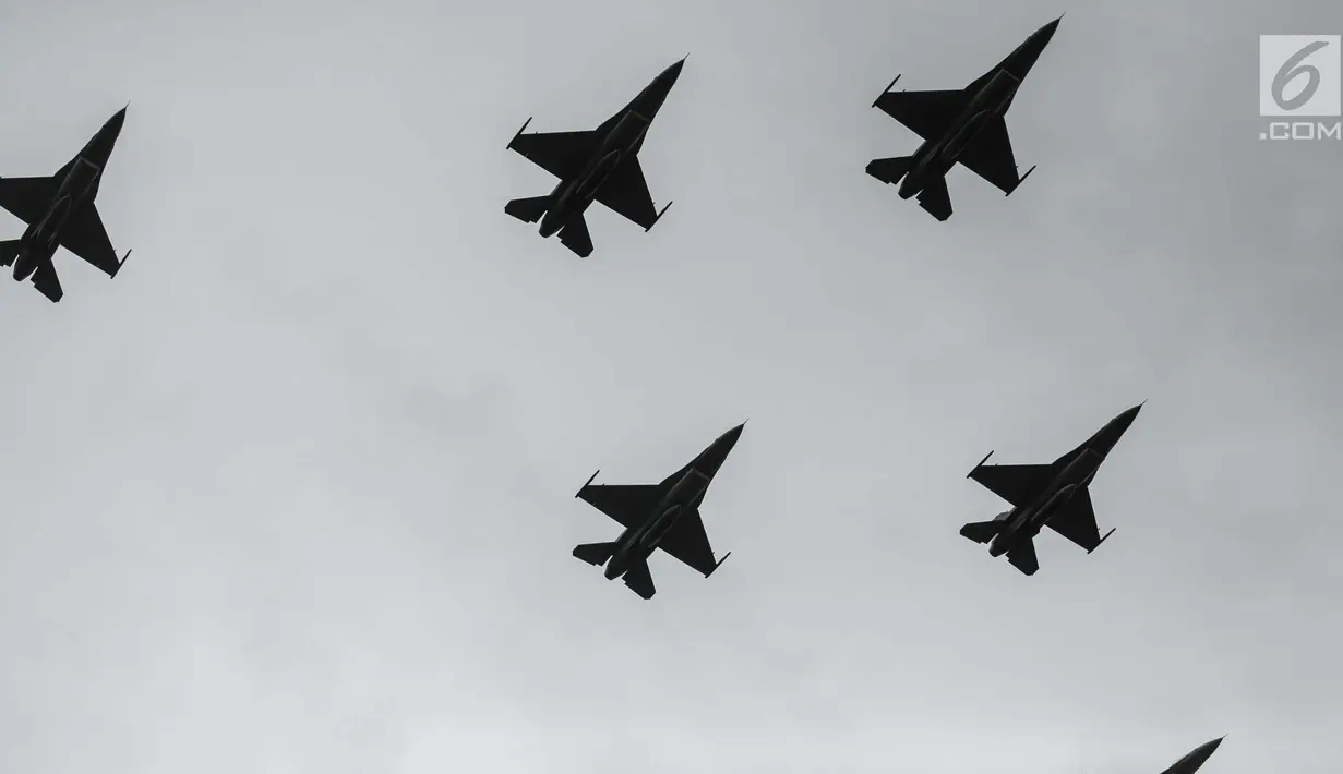 Pesawat Jet F-16 saat mengikuti upacara serah terima jabatan KSAU di Lapangan Udara Halim Perdanakusuma, Jakarta, Jumat (19/1). (Liputan6.com/Faizal Fanani)