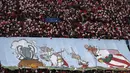 Suporter Sevilla membentangkan banner Asterix dan Obelix saat mendukung timnya melawan Bayern Munchen pada leg pertama Liga Champions di Sanchez Pizjuan stadium, Seville, (3/4/2018) waktu setempat. Beyern menang 2-1. (AP/Miguel Morenatti)