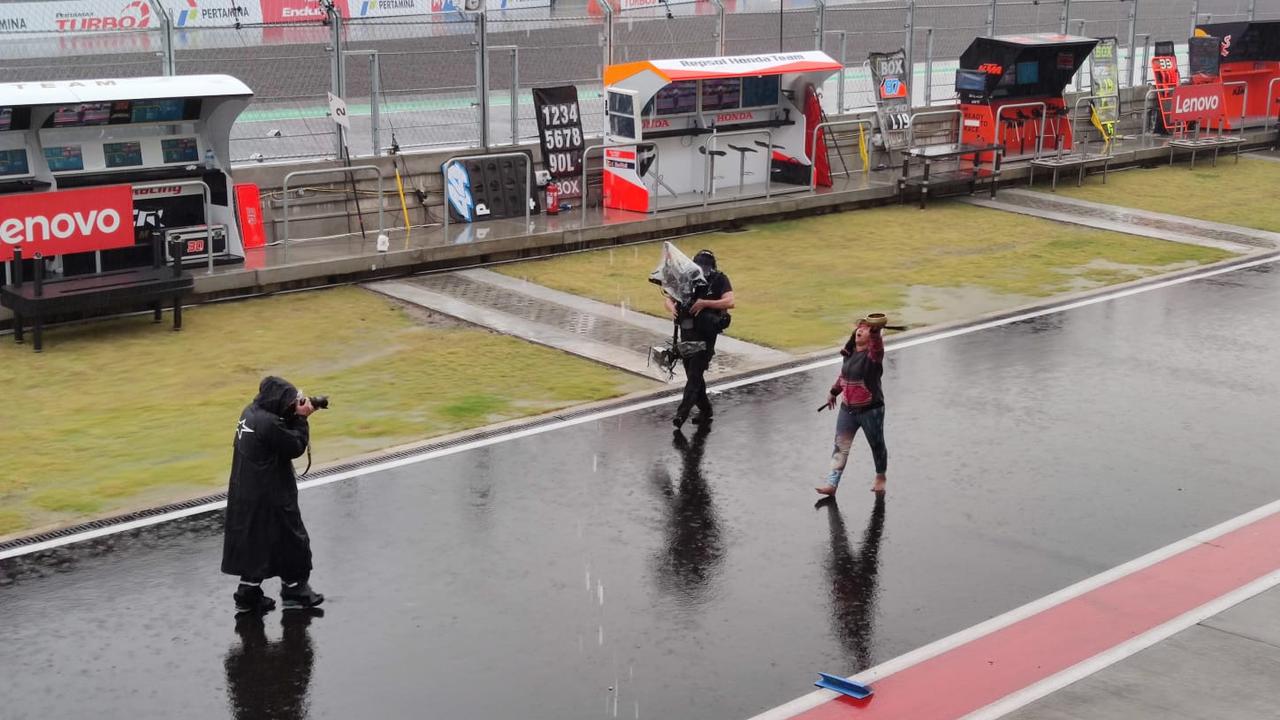 Pawang hujan Rara Istiati Wulandari beraksi saat hujan guyur Sirkuit Mandalika jelang balapan MotoGP.