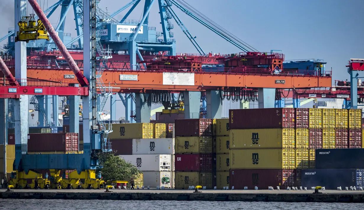 Surat tersebut menginformasikan bahwa tarif impor terhadap berbagai produk akan dinaikkan ke level antara 25% hingga 40%. (Bay ISMOYO/AFP)