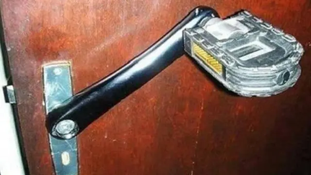 7 Potret Gagang Pintu dengan Bentuk Nyeleneh Ini Bikin Unik