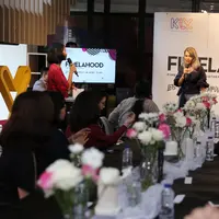 Editor in Chief Fimela.com Amelia Ayu Kinanti tengah memberi kata sambutan dalam kegiatan Fimelahood yang diadakan di kantor KLY. (Fimela.com)