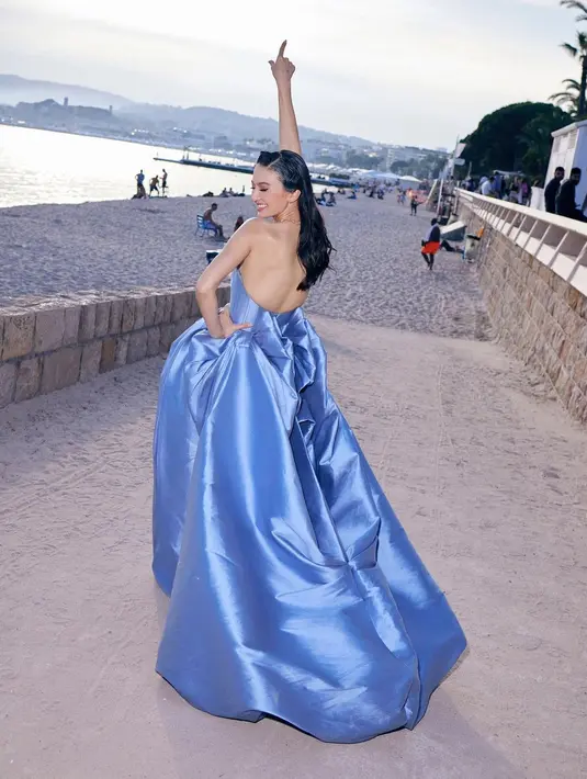 Menampilkan warna biru cerah yang melambang langit dan air yang jernih, kedamaian, dan kemurnian [@ralineshah]