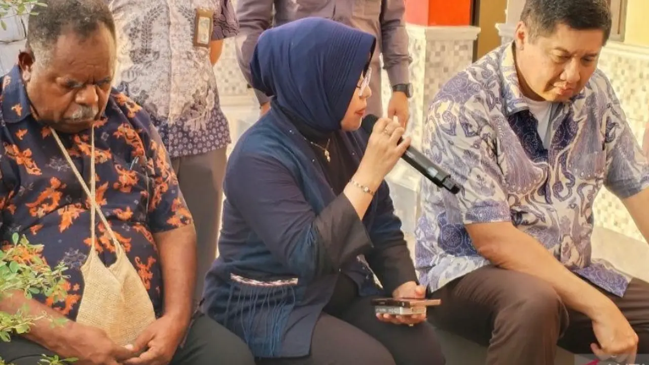 Kepala BPS RI Amalia Adininggar Widyasanti mendampingi Menteri PKP dan Gubernur Elisa Kambu saat meninjau pembangunan rumah subsidi di Kota Sorong.