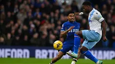 Bek Chelsea #29 Ian Maatsen (kiri) berebut bola dengan bek Crystal Palace #06 Marc Guehi pada pekan ke-19 Liga Inggris di Stamford Bridge, Kamis (28/12/2023) dini hari WIB. (Glyn KIRK / AFP)