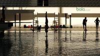 Suasana sesi latihan atlet loncat indah di Aquatic Center, Senayan, Jakarta, Kamis (15/3/2018). Sembilan atlet dari DKI Jakarta, Semarang, Surabaya dan Kalimantan serta Sulawesi bergabung mengikuti persiapan Asian Games 2018. (Bola.com/Nick Hanoatubun)