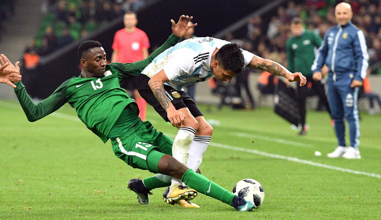Gelandang Nigeria, Onyinye Ndidi, berebut bola dengan gelandang Argentina, Enzo Perez, pada laga persahabatan di Stadion FK Krasnodar, Rabu (15/11/2017). Argentina kalah 2-4 dari Nigeria. (AFP/Mladen Antonov)